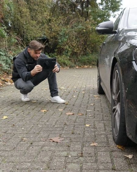 Carsten Heiken fotografiert ein Fahrzeug bei der Besichtigung in Witten